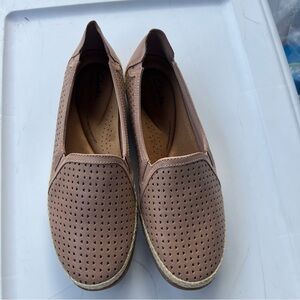 Clarks Elaina ruby slip on flat leather Women's beige Loafers Sz8.5 M